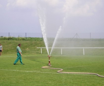 1.8.04 - zálivka fotbalového hřiště